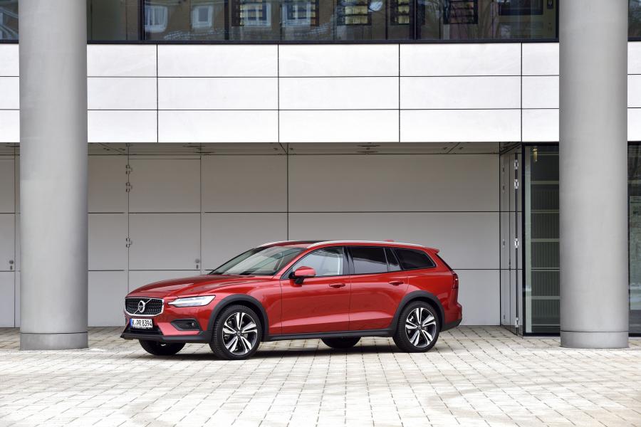  Volvo V60 D4 Cross Country 2018 года  (WW) (фото 14 из 49)